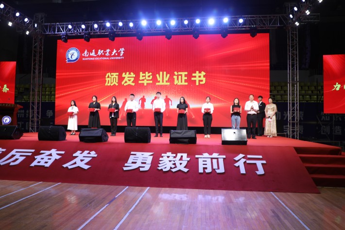 6.褚校长发毕业证书二_副本.jpg