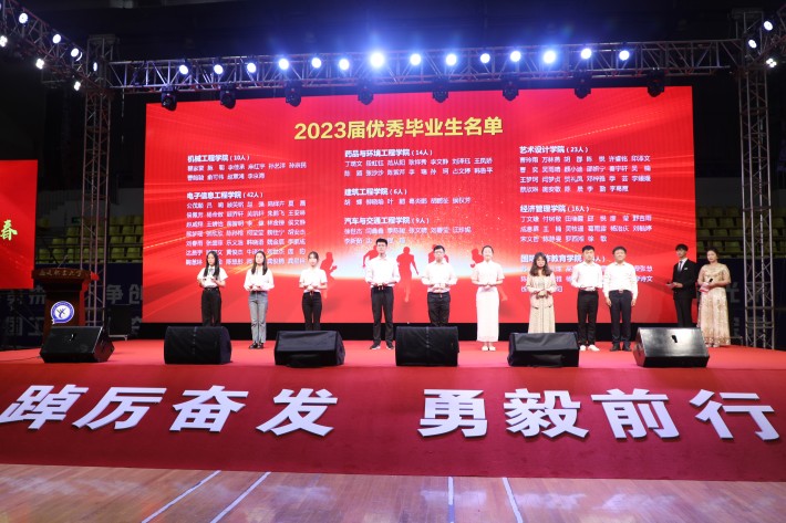 9.羌书记颁发荣誉证书二_副本.jpg