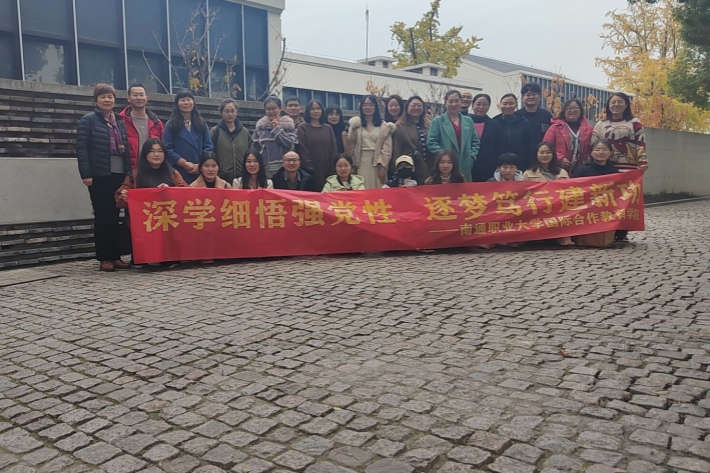 师生参观平江路历史文化街区_副本.jpg