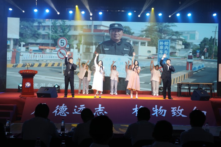13.学生节目：歌曲《敢》_副本.jpg