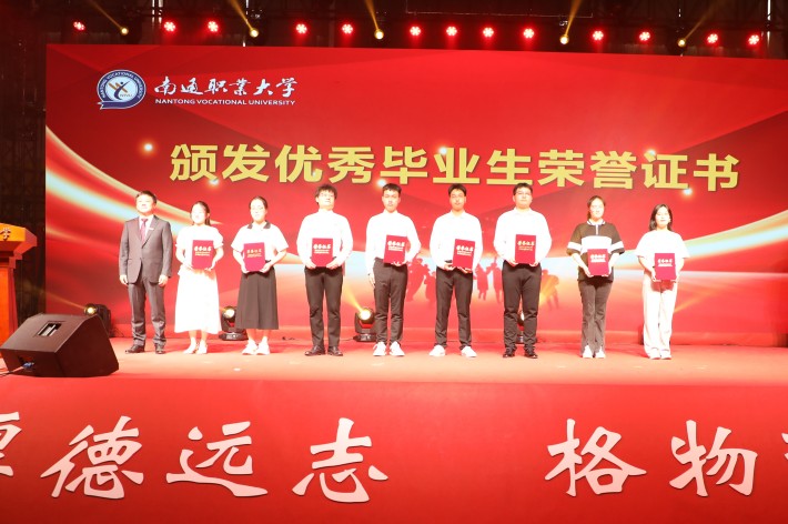 6.羌毅颁发荣誉证书2_副本.jpg