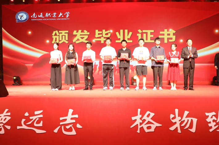 4.褚校长颁发毕业证书2_副本.jpg