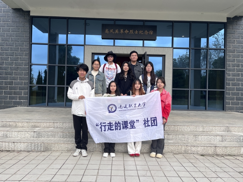 行走的课堂.jpg