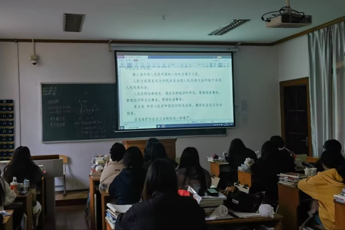 技师学院宪法晨读_副本.jpg