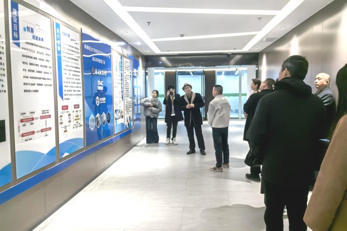 图四 参观数智商业产教融合实践中心_副本.jpg