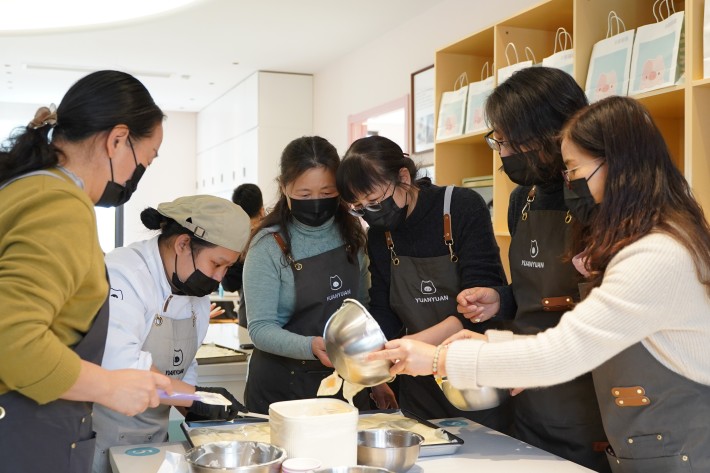 女教工认真学习蛋糕制作_副本.jpg