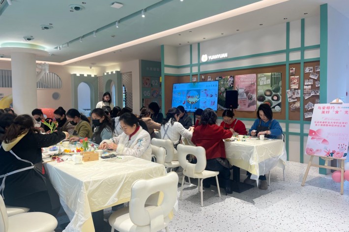 女教工精心制作团扇_副本.jpg