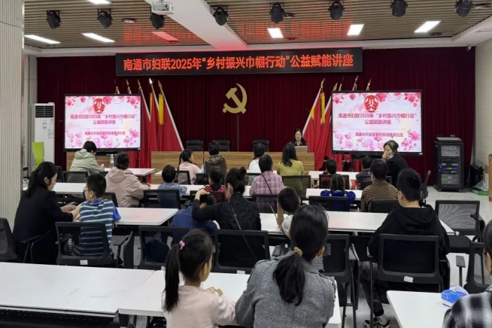 5月10日，授课老师在南通市开发区新开街道讲授灵活就业手作技能专题讲座_副本.jpg