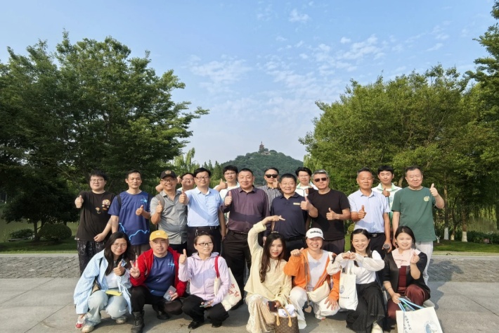 图为与会代表重走总书记考察足迹_副本.jpg