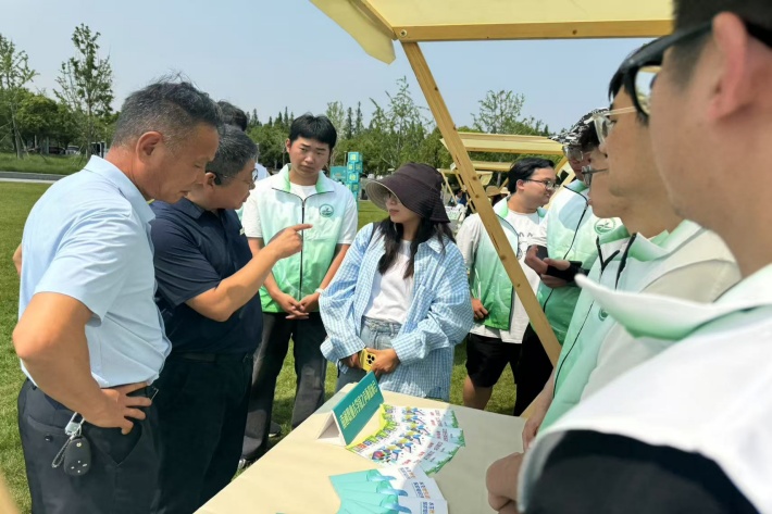 图为湖北省长江生态保护基金会领导参观绿之声展位_副本.jpg