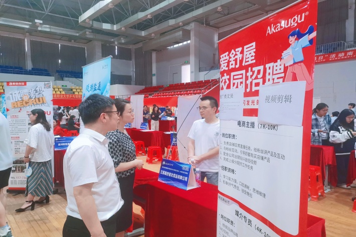 图二 校园招聘会现场校企双方交流_副本.jpg