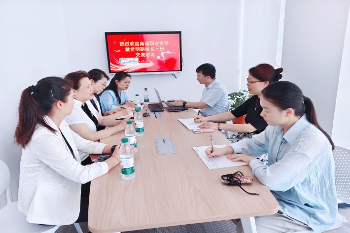 图四 校企双方座谈_副本.jpg