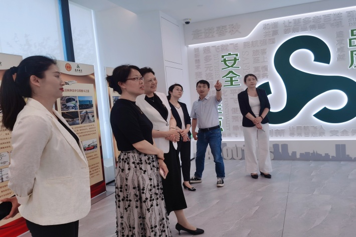 图三 学校一行参观春秋航空展厅2_副本.jpg