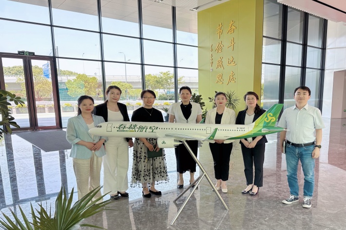 图一 校企双方在春秋总部大厦合影_副本.jpg