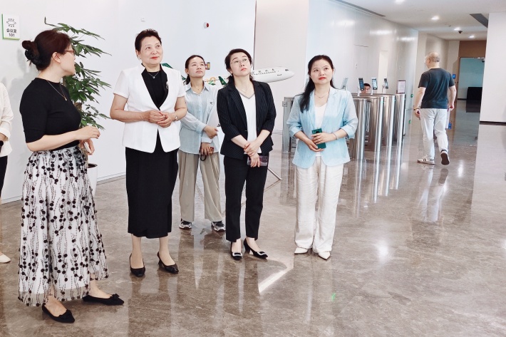 图二 学校一行参观春秋航空展厅1_副本.jpg