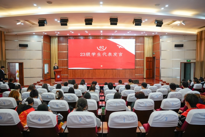学生会执行主席李琦代表发言_副本.jpg