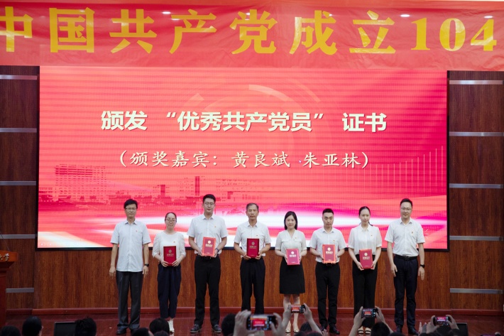 优秀共产党员代表_副本.jpg