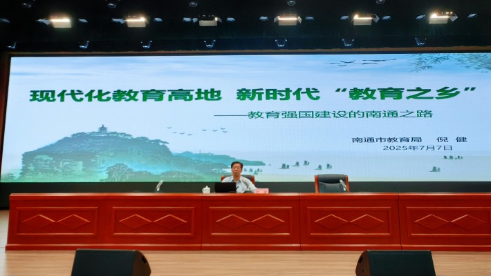 倪健教授作讲座_副本.jpg