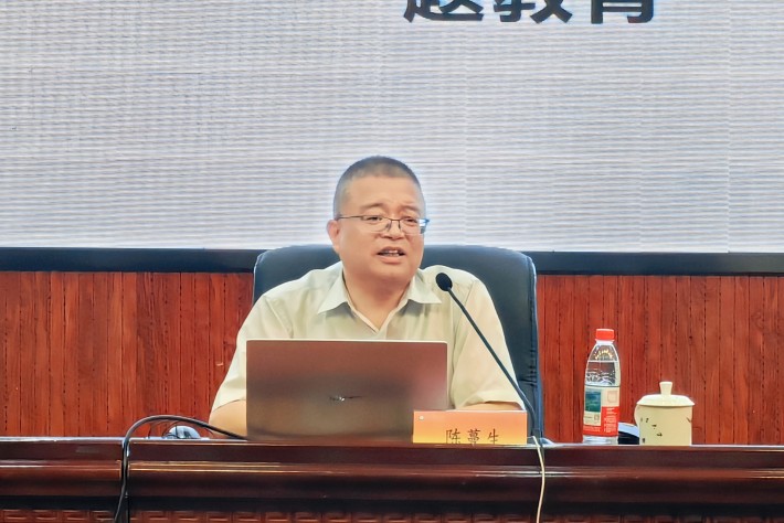 陈蔓生作专题讲座_副本.jpg