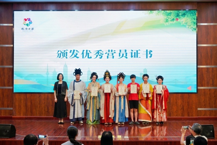 刘俐颁发优秀营员证书.jpg