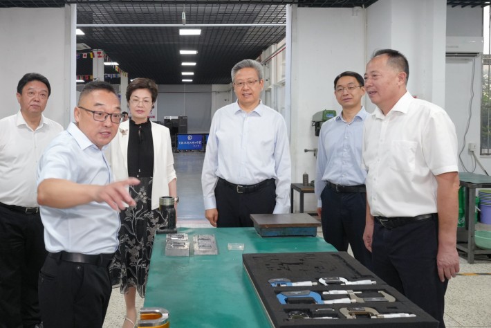吴新民调研_副本.jpg