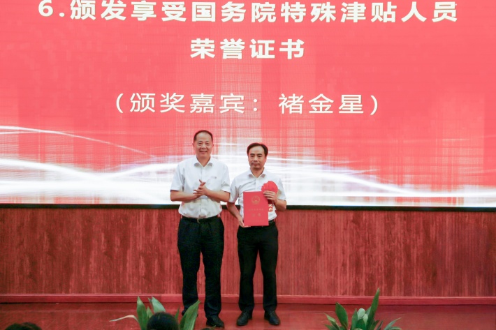 褚校长颁奖_副本.jpg
