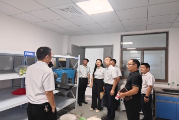 实验室参观-集体.jpg