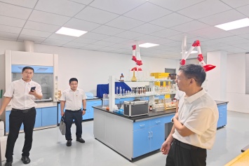 实验室参观-吴志强院长.jpg