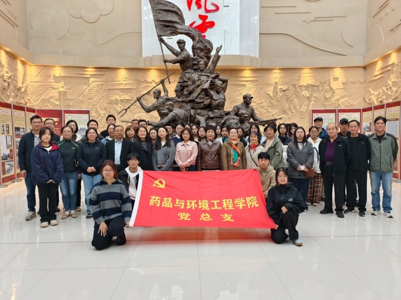 药品与环境工程学院党总支联合共建社区赴南通市烈士陵园开展“传承红色基因 践行育人使命”主题党日活动