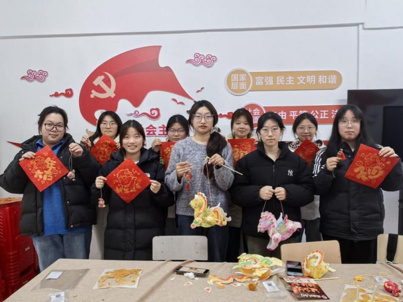 巧手迎新享乐趣---数字创意学院开展元旦主题趣味手工活动