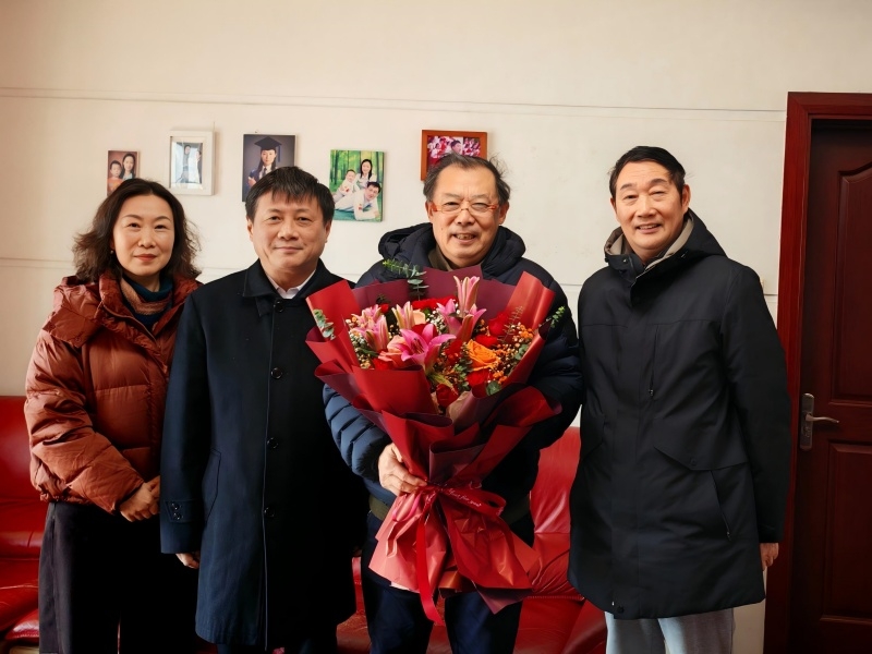 学校领导元旦、春节期间走访慰问离退休老干部