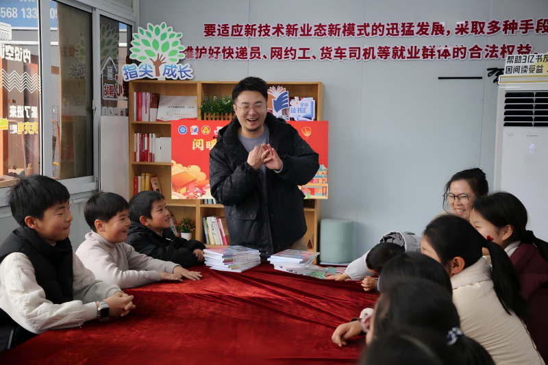 汽车与交通工程学院“守护新业态”社会实践团走进社区开展“阅暖书香 共话年俗”迎新春主题活动