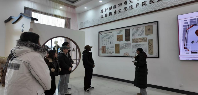 国际合作教育学院“遗”脉相承团队举办沈绣体验活动 中外师生共绣非遗之美