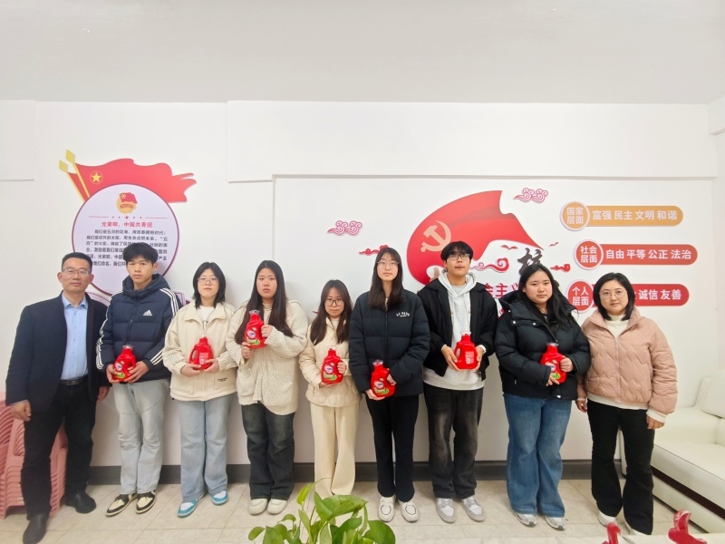 化学与制药工程学院领导班子深入钟秀校区为文明宿舍颁奖并走访看望学生