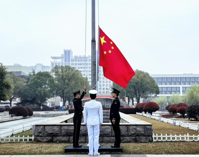 以实干笃定前行 用实绩点亮青春 ——人工智能与电子信息学院隆重举行升旗仪式