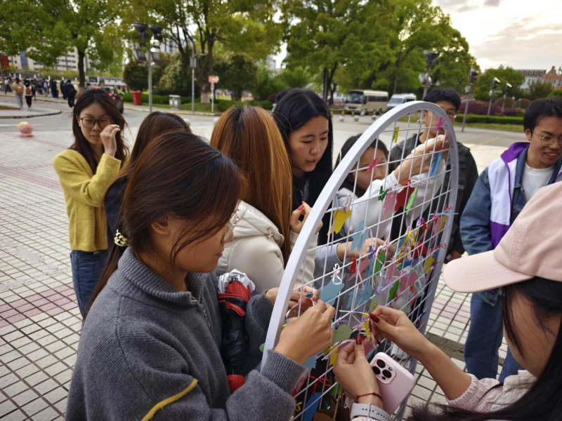 人工智能与电子信息学院举办“心有故事 花赠温暖”爱国主义文化广场活动