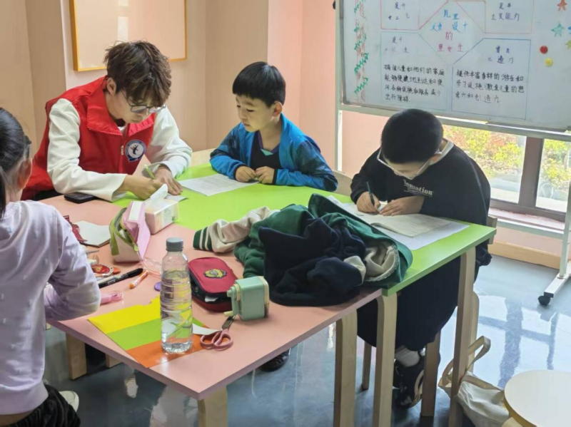 青春暖“新”｜海门校区志愿者团队：常态化深耕社区，用爱与科技点亮童心