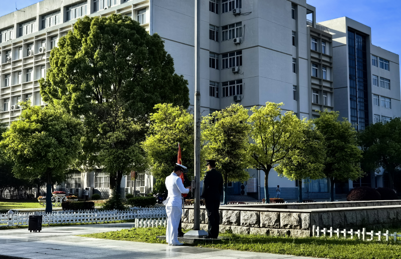 传承长征之志，铸就技能之魂  ——人工智能与电子信息学院举行第十二周升旗仪式