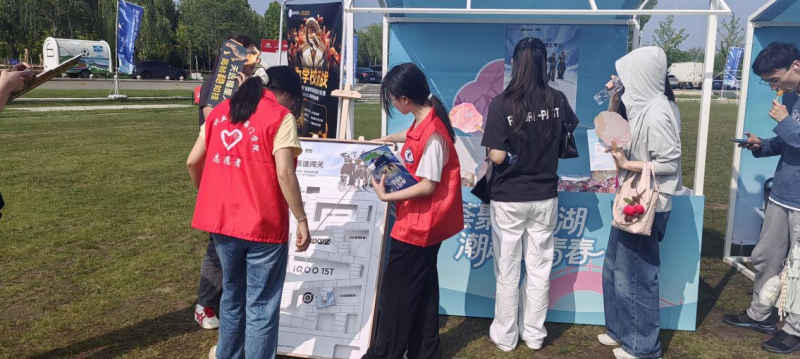 一抹“志愿红”闪耀謇公湖畔——海门校区江创青锋志愿团队助力青年发展型街区开街