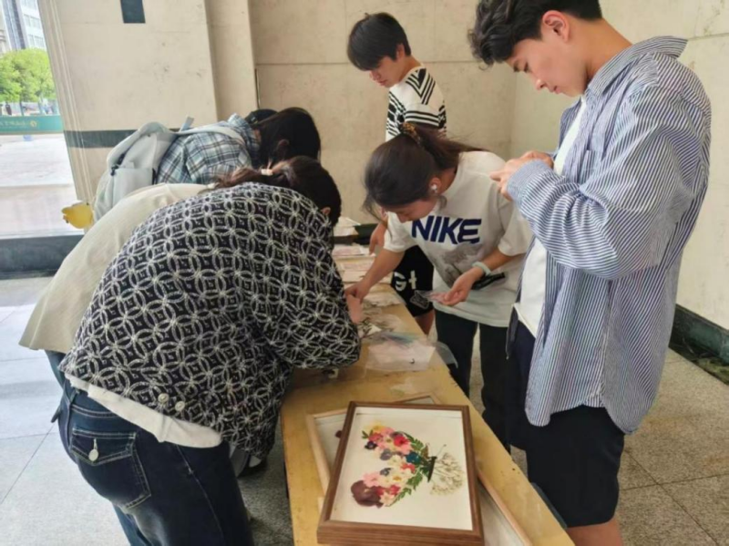 数字创意学院开展“交朵花朋友”押花书签DIY劳动实践活动