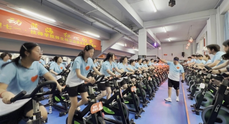 技师学院“悦动蓝海 红心向党”师生单车骑行迎“七一”