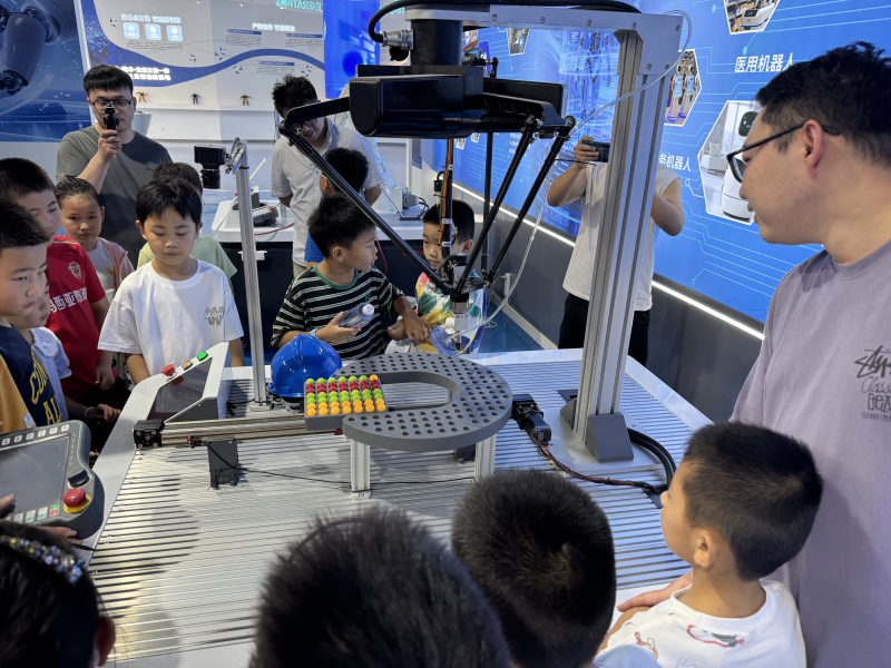 探秘智造 逐梦科技 崇川学校走进长三角智能制造实训基地开展研学活动