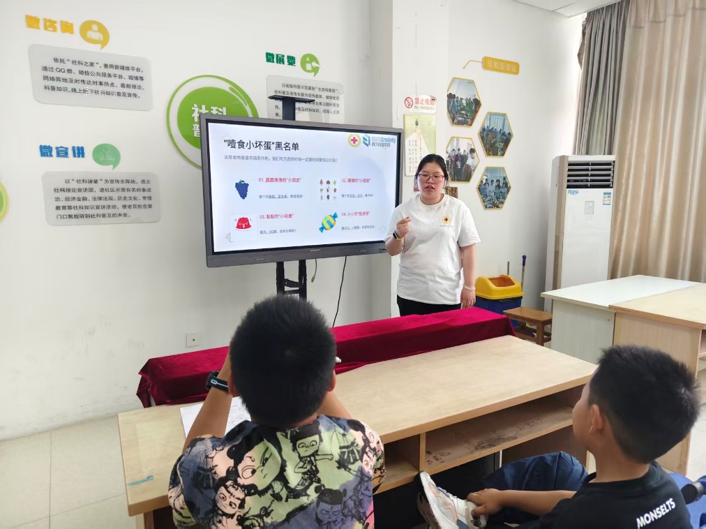 博爱青春丨普及急救知识 守护少年成长——数字创意学院“艺路先锋”团队开展海姆立克急救法科普活动