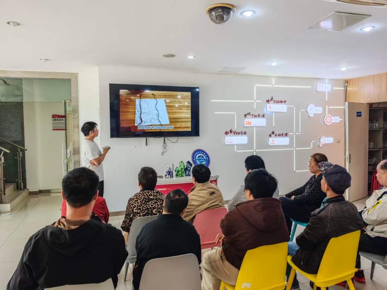 巧手扎染传非遗 青春助残暖社区——南通职业大学智能建造学院青出蓝团队开展暑期社会实践活动