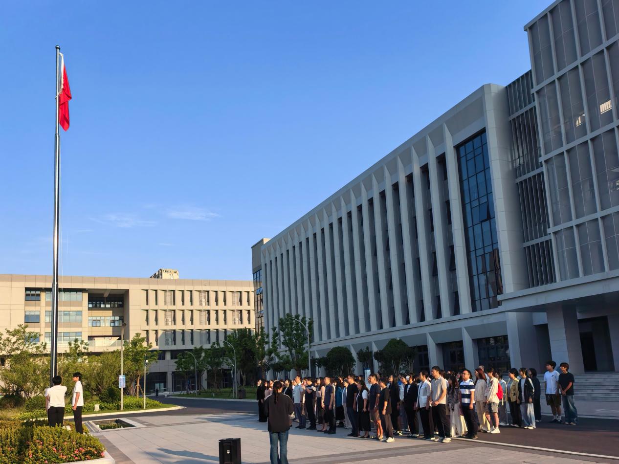 数字创意学院举行“赓续爱国初心，激扬青春担当”新学期主题升旗仪式