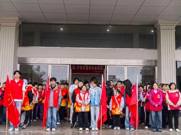 手牵手同行 心连心相伴——智能制造学院小翅膀志愿服务队参加南通市第六届“我和你，手牵手置身社会实践”活动